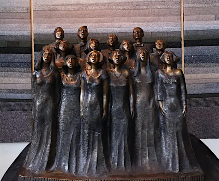 Choristes sculptés dans le bronze