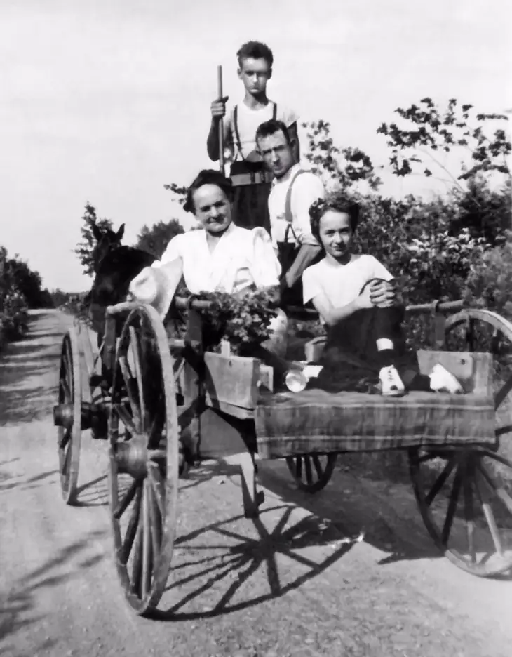 Famille de St-Donat dans une charrette