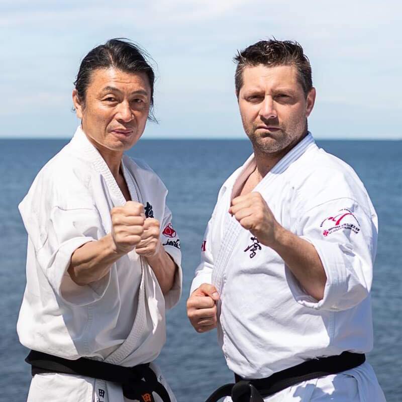 Deux karatekas en position de combat.