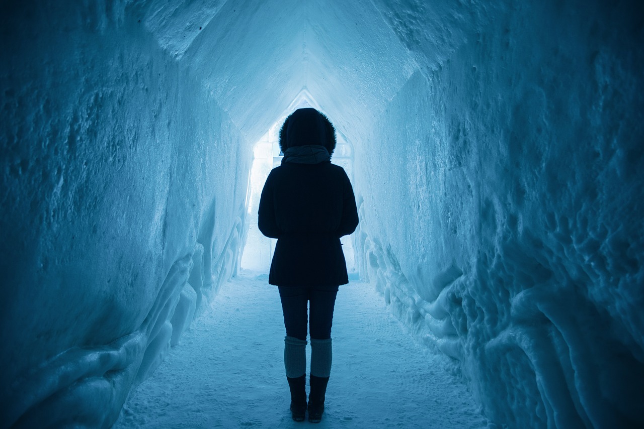 Femme devant lumière au bout du tunnel