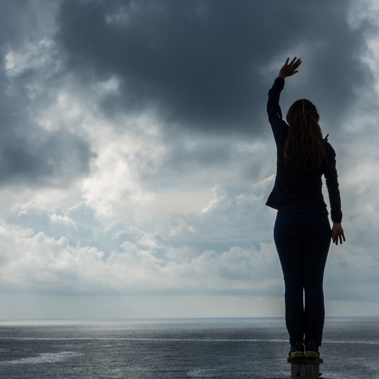 Femme debout devant la mer